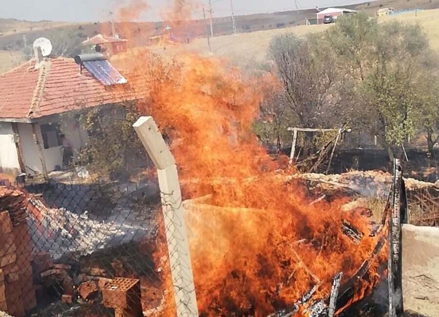 Yozgat’ta bahçesindeki otları yakarak temizlemek isteyen yaşlı adamın çıkardığı yangın