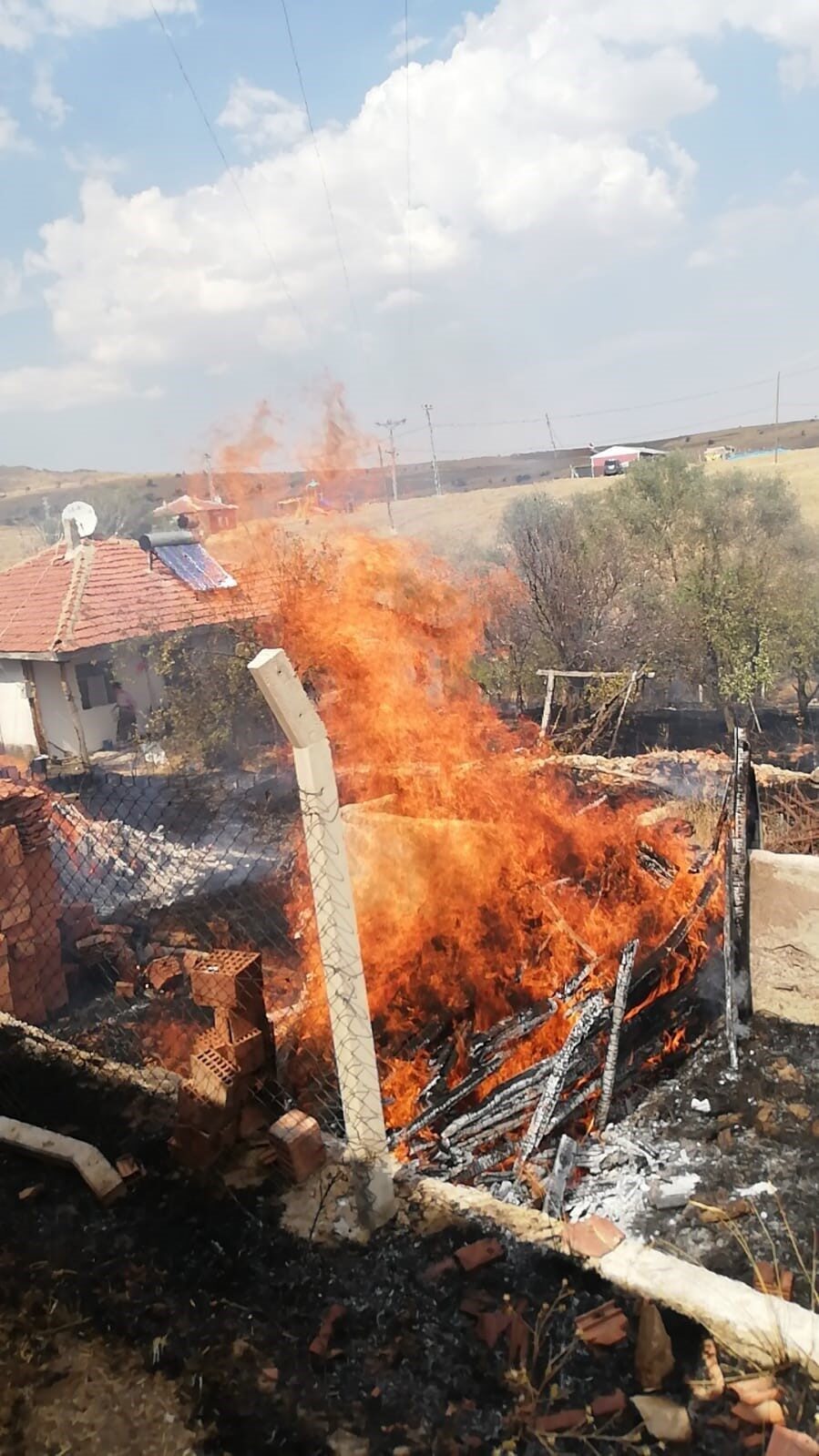 Yozgat’ta bahçesindeki otları yakarak temizlemek isteyen yaşlı adamın çıkardığı yangın