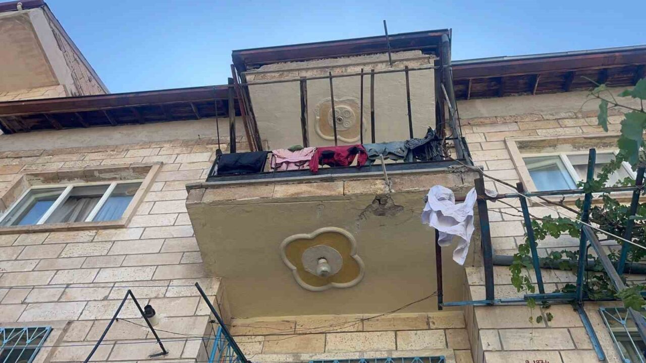 Nevşehir’de evinin balkonundan düşen çocuk tüm müdahalelere rağmen kurtarılamadı.