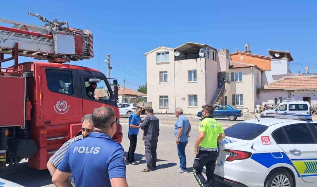 Karaman’da 2 katlı evin teras katında çıkan yangın vatandaşlar tarafından