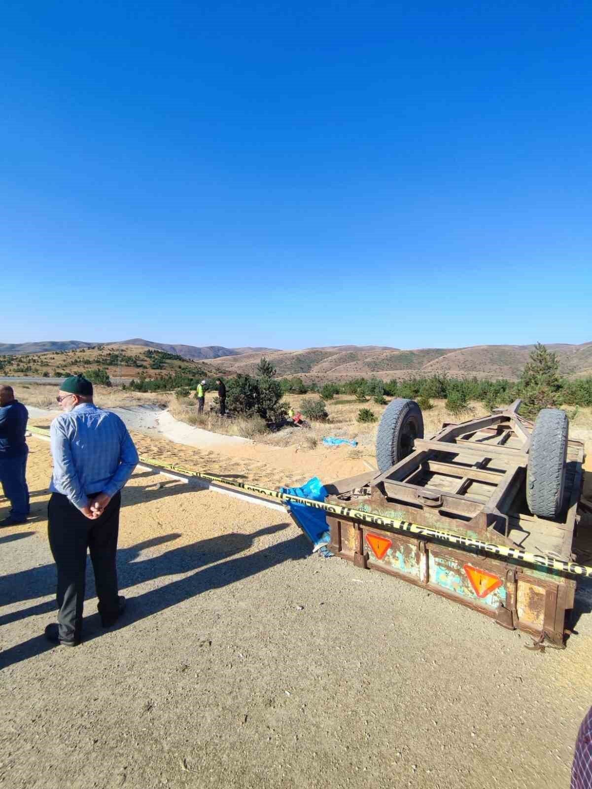 Sivas´ta buğday yüklü traktör devrildi, kazada 2 kişi hayatını kaybetti.