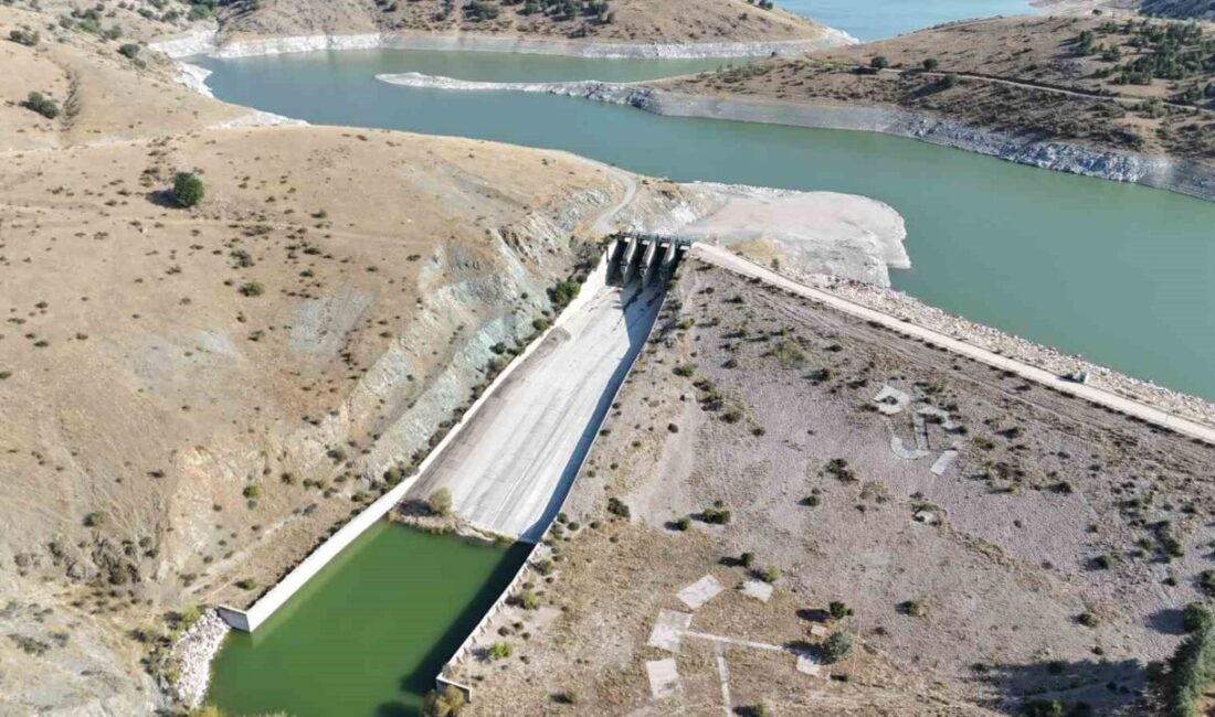 Eskişehir’de hacmi oldukça azalan Çatören Barajı’nın gövdesine yakın noktada suyun