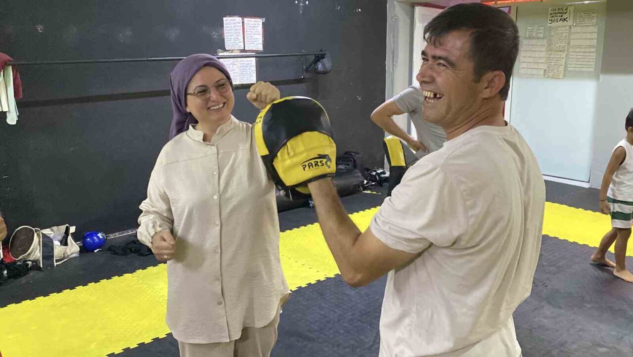 Eskişehir’de ailelerin çocuklarıyla birlikte katıldığı ve nefes nefes kaldığı kick-boks