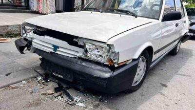Ankara’da direksiyon hakimiyetini kaybeden minibüs sürücüsü, park halindeki 4 otomobile