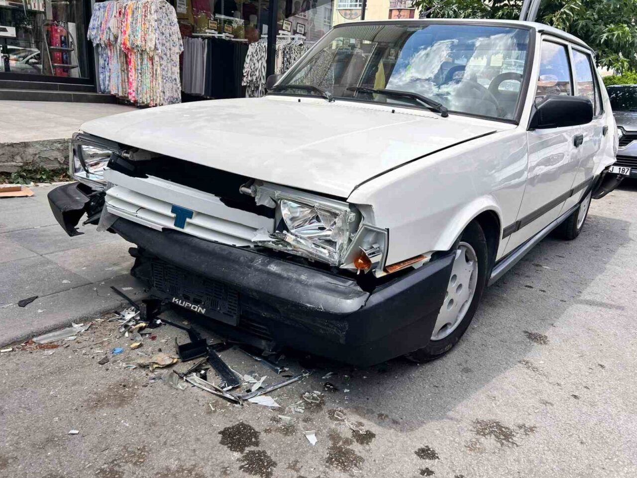 Ankara’da direksiyon hakimiyetini kaybeden minibüs sürücüsü, park halindeki 4 otomobile