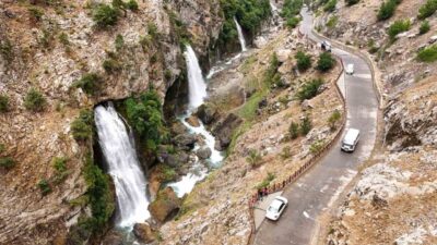 Kayseri’de Aladağlar Milli Parkı sınırlarında bulunan Kapuzbaşı Şelalesi havadan çekilen
