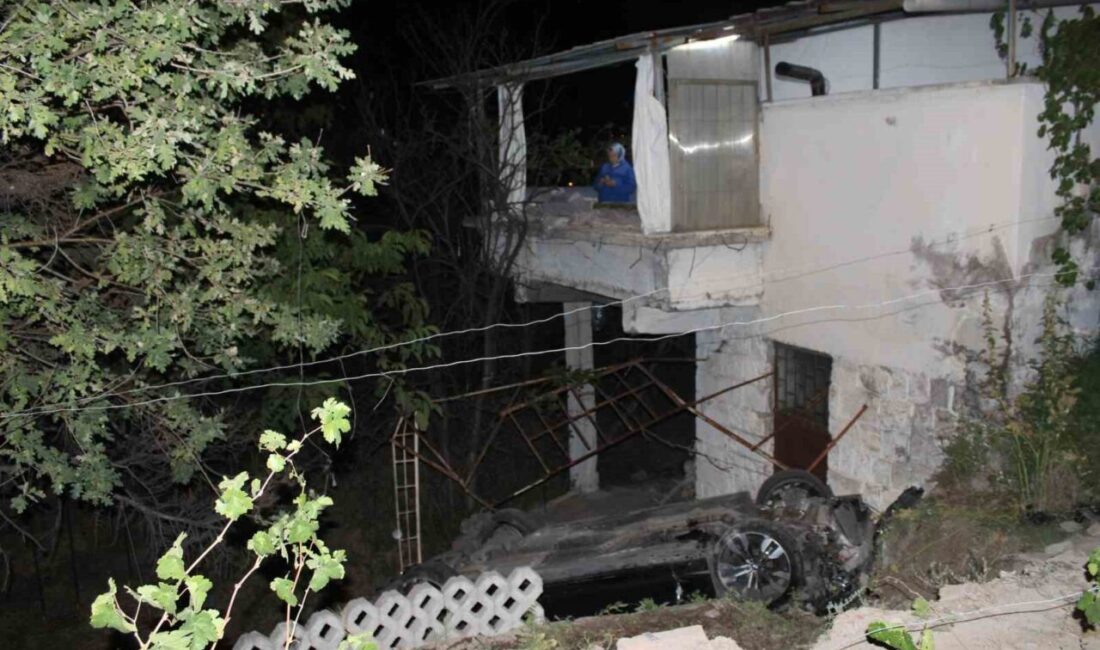 Kayseri’nin Talas ilçesinde direksiyon hakimiyetini kaybeden sürücü bir evin bahçesine