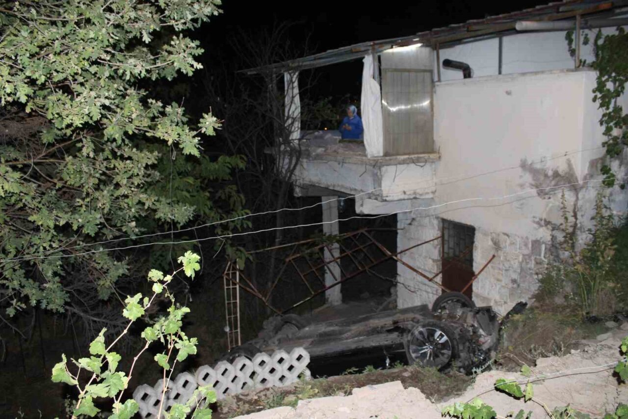 Kayseri’nin Talas ilçesinde direksiyon hakimiyetini kaybeden sürücü bir evin bahçesine