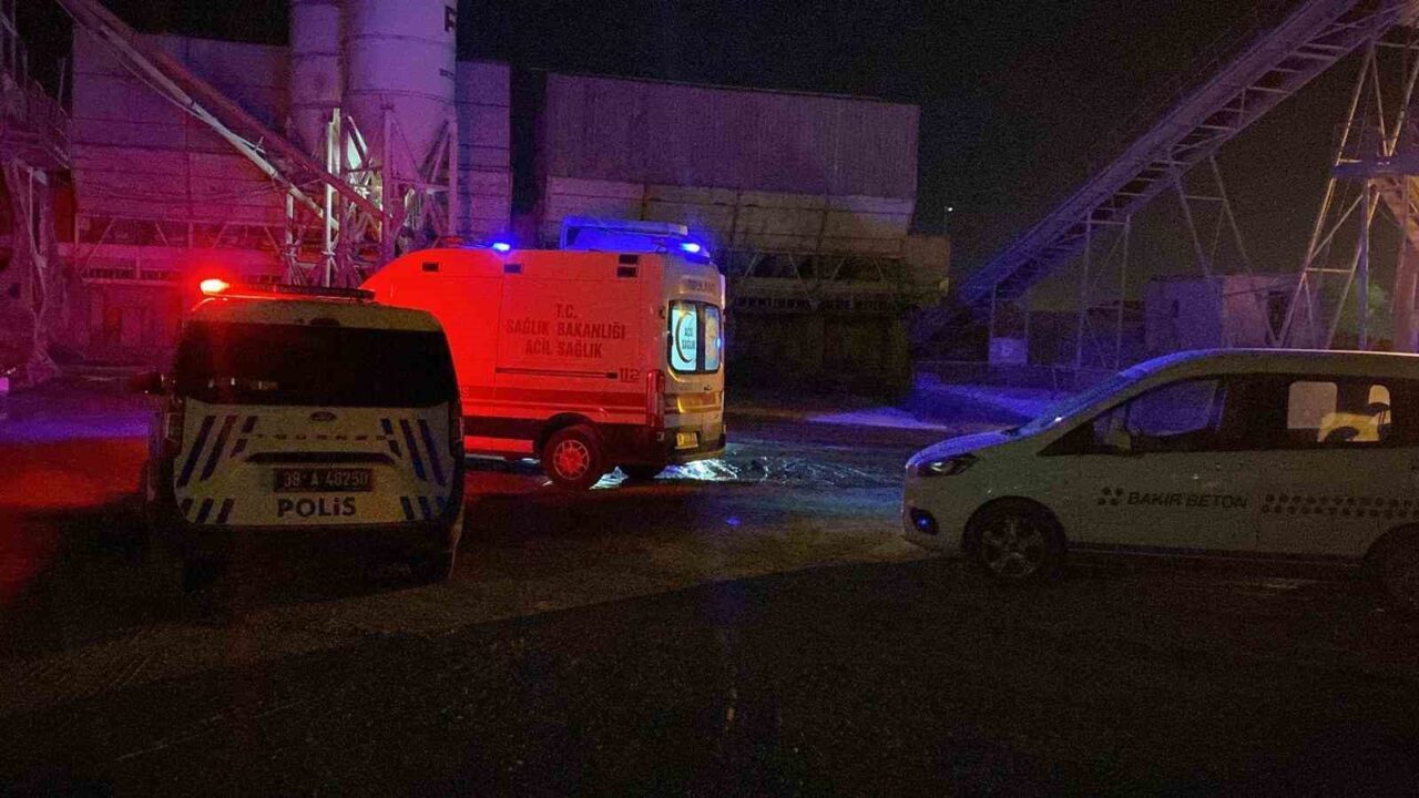 Kayseri’de bir çimento firmasında çalışan şoför, çimento kamyonunu boşaltırken basınç