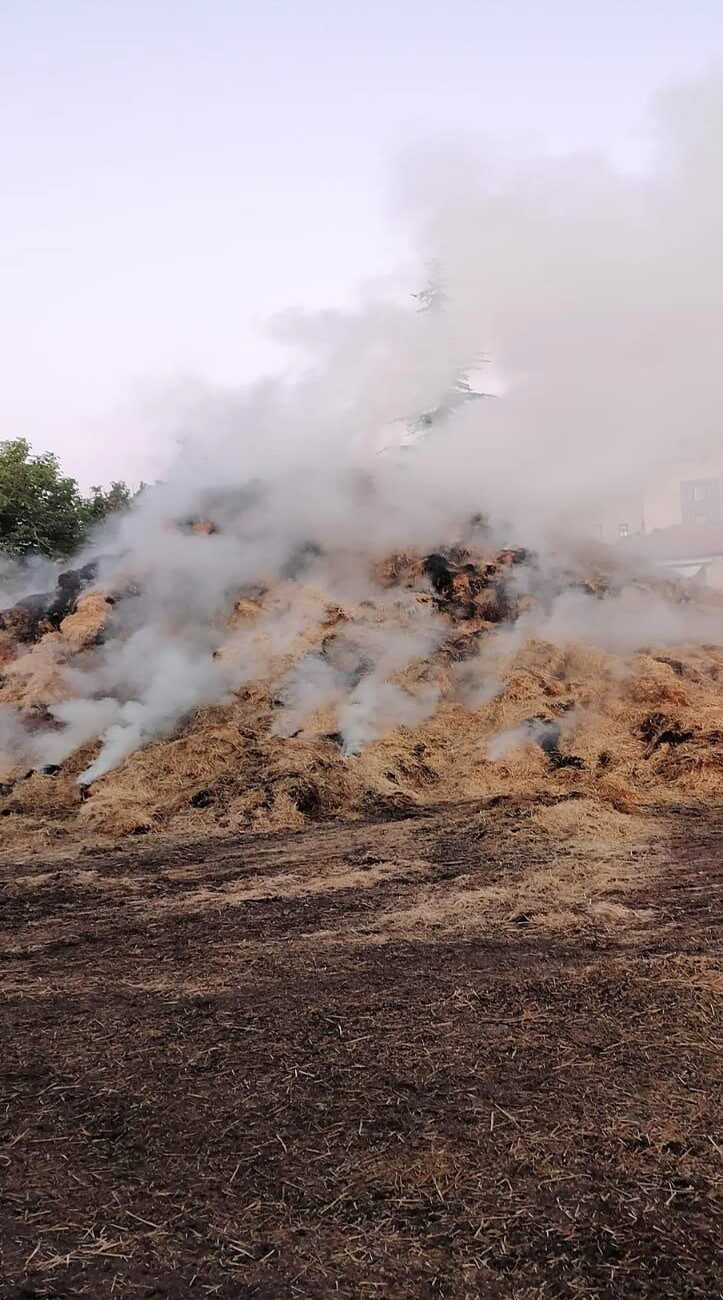 Konya’nın Ereğli ilçesinde çıkan saman balyası yangını itfaiye ekiplerinin müdahalesiyle