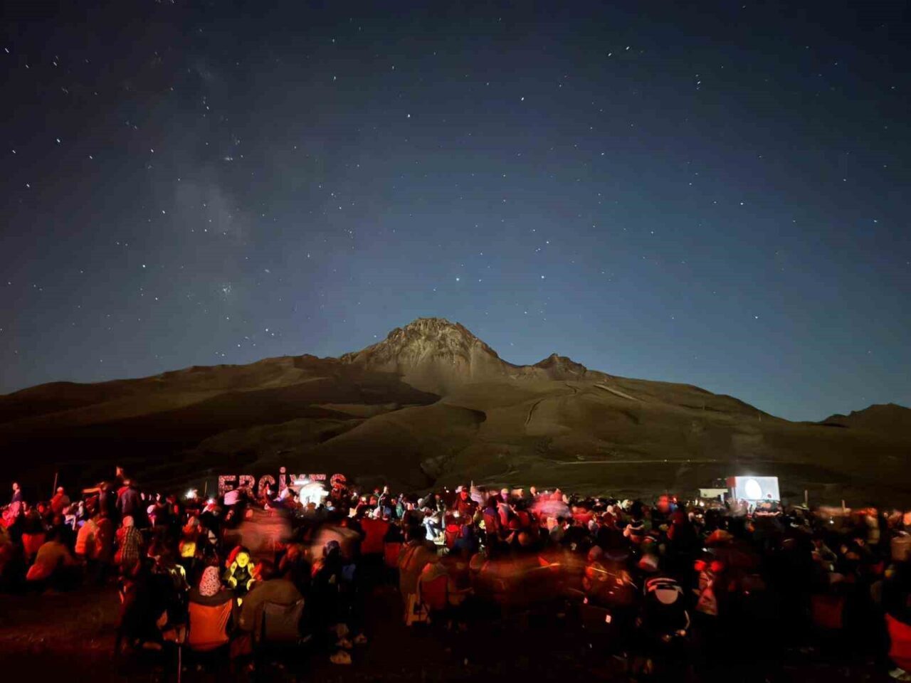 Türkiye’nin önemli kayak merkezlerinden biri olan Erciyes’te vatandaşlar Perseid meteor