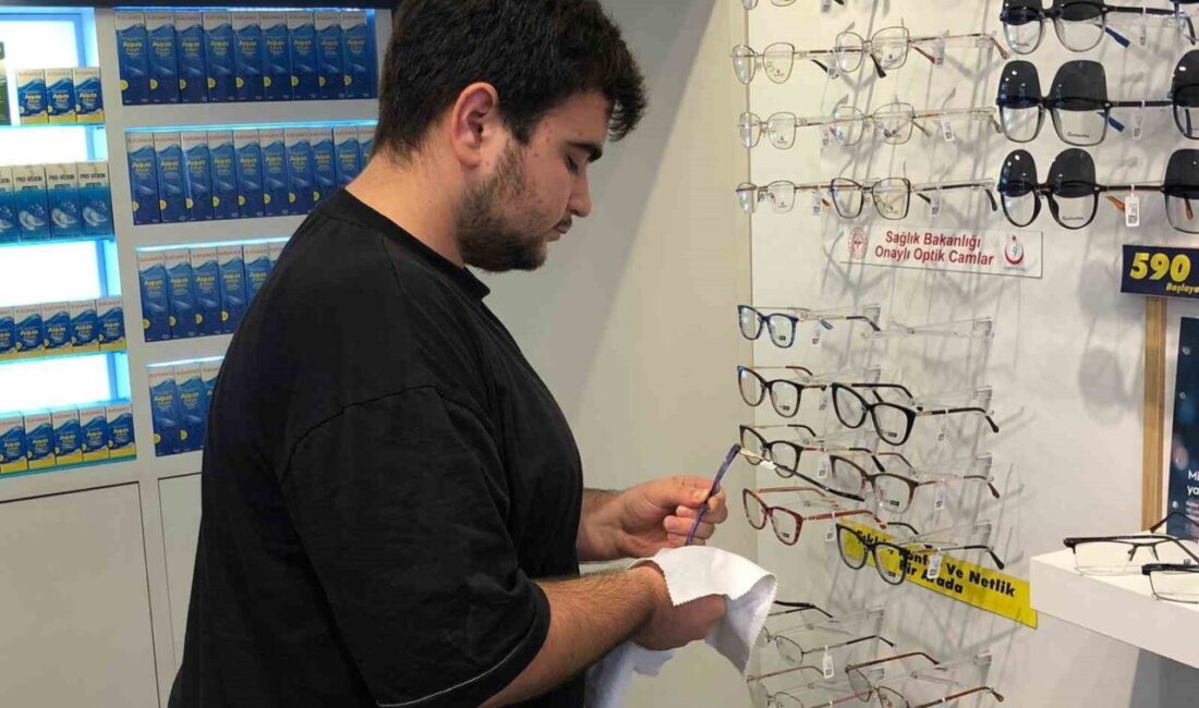 Eskişehir’de gözlükçülük yapan Samet Beler, göz sağlığını korumak için ürün
