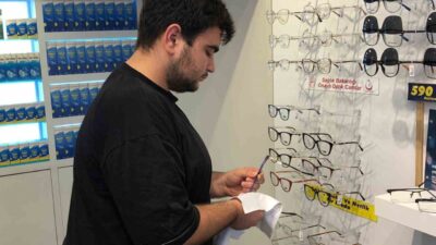Eskişehir’de gözlükçülük yapan Samet Beler, göz sağlığını korumak için ürün