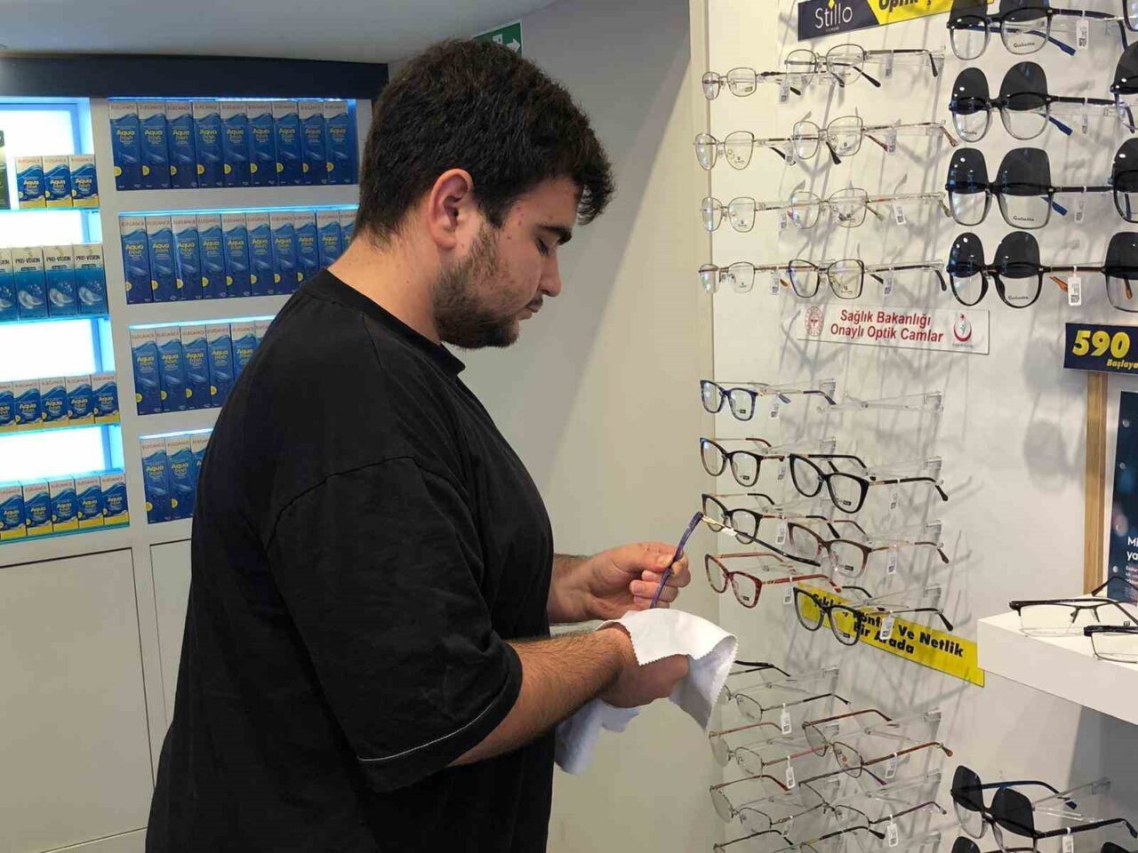 Eskişehir’de gözlükçülük yapan Samet Beler, göz sağlığını korumak için ürün