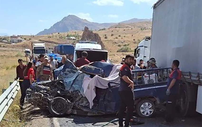 Hakkari-Van kara yolunda TIR ile kamyonetin çarpışması sonucu meydana gelen
