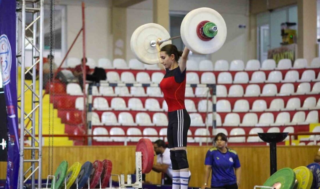 Sivas’ın ev sahipliğinde düzenlenen Halter Yıldızlar Kulüpler Türkiye Şampiyonası, Sivas