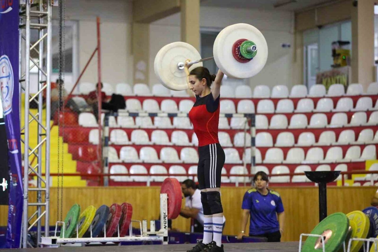 Sivas’ın ev sahipliğinde düzenlenen Halter Yıldızlar Kulüpler Türkiye Şampiyonası, Sivas