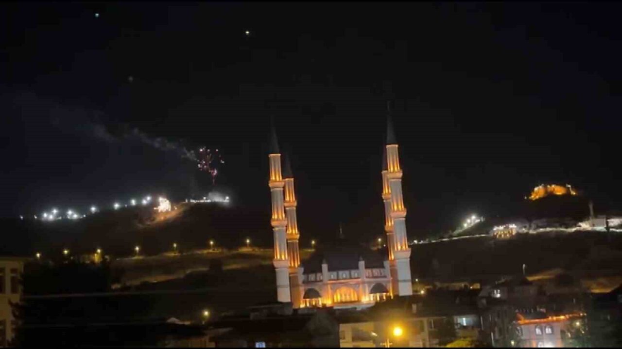 Nevşehir’de gösteri havuzu açılışında atılan havai fişekler yangına neden oldu.