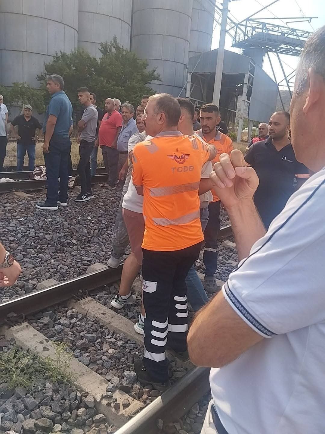 Yozgat’ın Şefaatli ilçesinde hemzemin geçitte yük treninin çarptığı yaşlı kadın