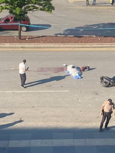 Ankara’nın Altındağ ilçesinde iki otomobilin arasında kalarak devrilen motosikletin sürücüsü