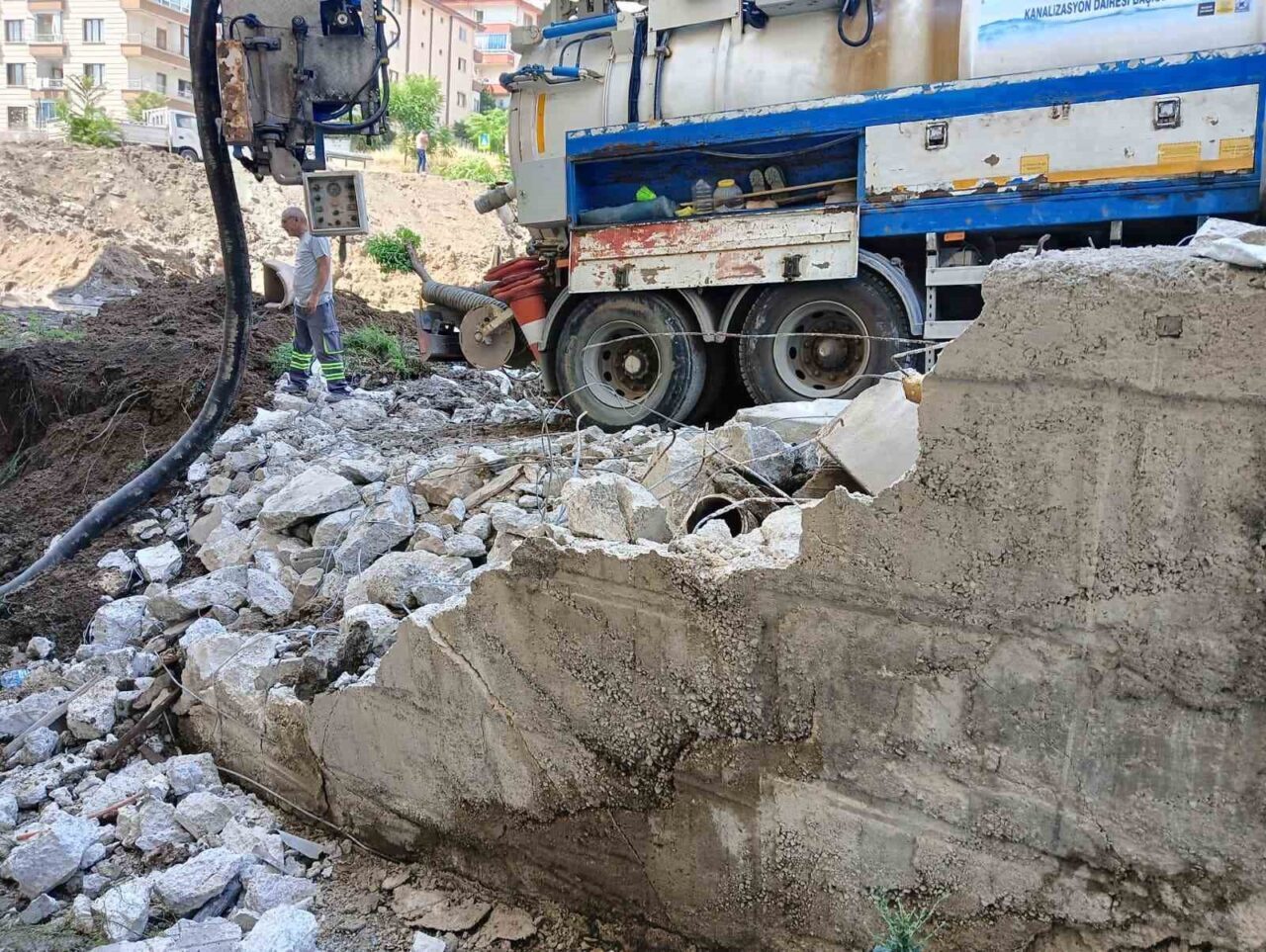 Ankara’da inşaat çalışması sırasında iş makinesi su borusunu patlattı. Patlayan