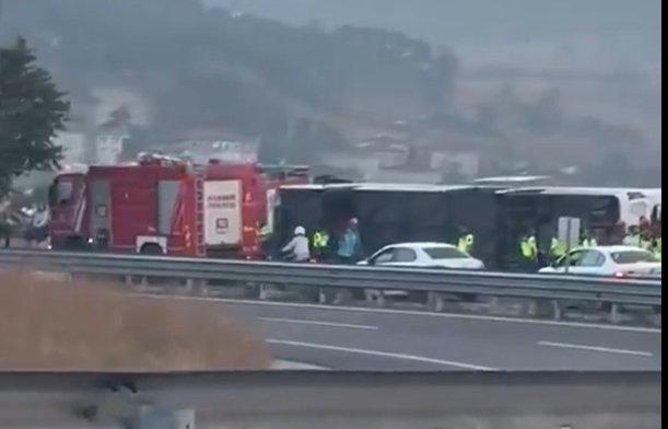 İstanbul’un Sancaktepe ilçesinde seyir halindeki yolcu otobüsünün devrilmesi sonucu üç