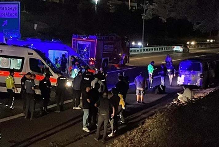 İstanbul’un Sultanbeyli ilçesinde, Ankara istikametinde yabancı turistleri taşıyan bir minibüs