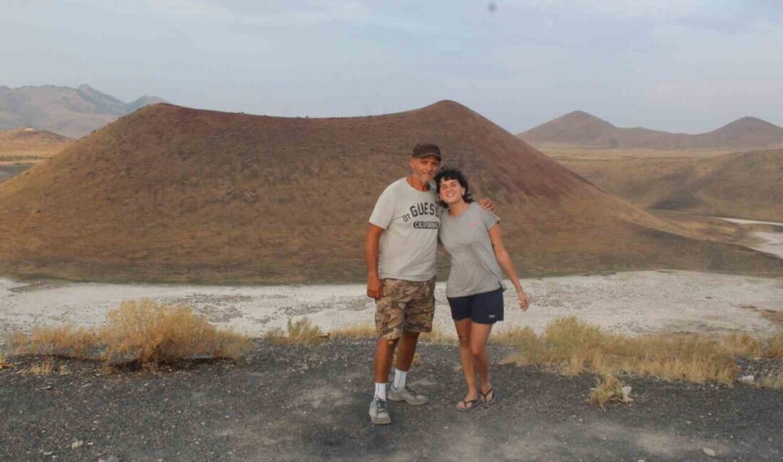 Avrupa turu kapsamında Türkiye’yi gezen İtalyan Foschini ailesi, Konya’nın Karapınar
