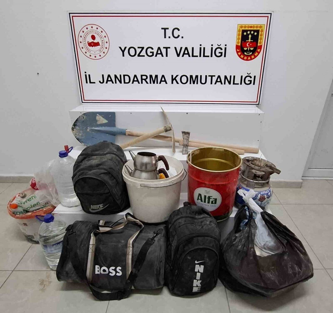 Yozgat’ta kaçak kazı yapanlar defineciler ihbar üzerine suçüstü yakalandı.