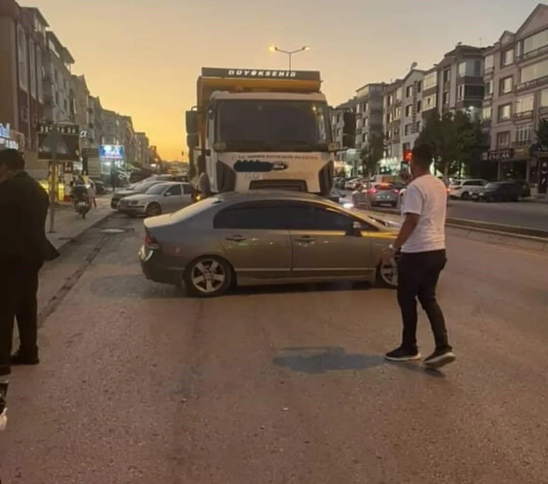 Ankara’da kamyonun çarptığı otomobil yaklaşık 500 metre sürüklendi. Kaza anı