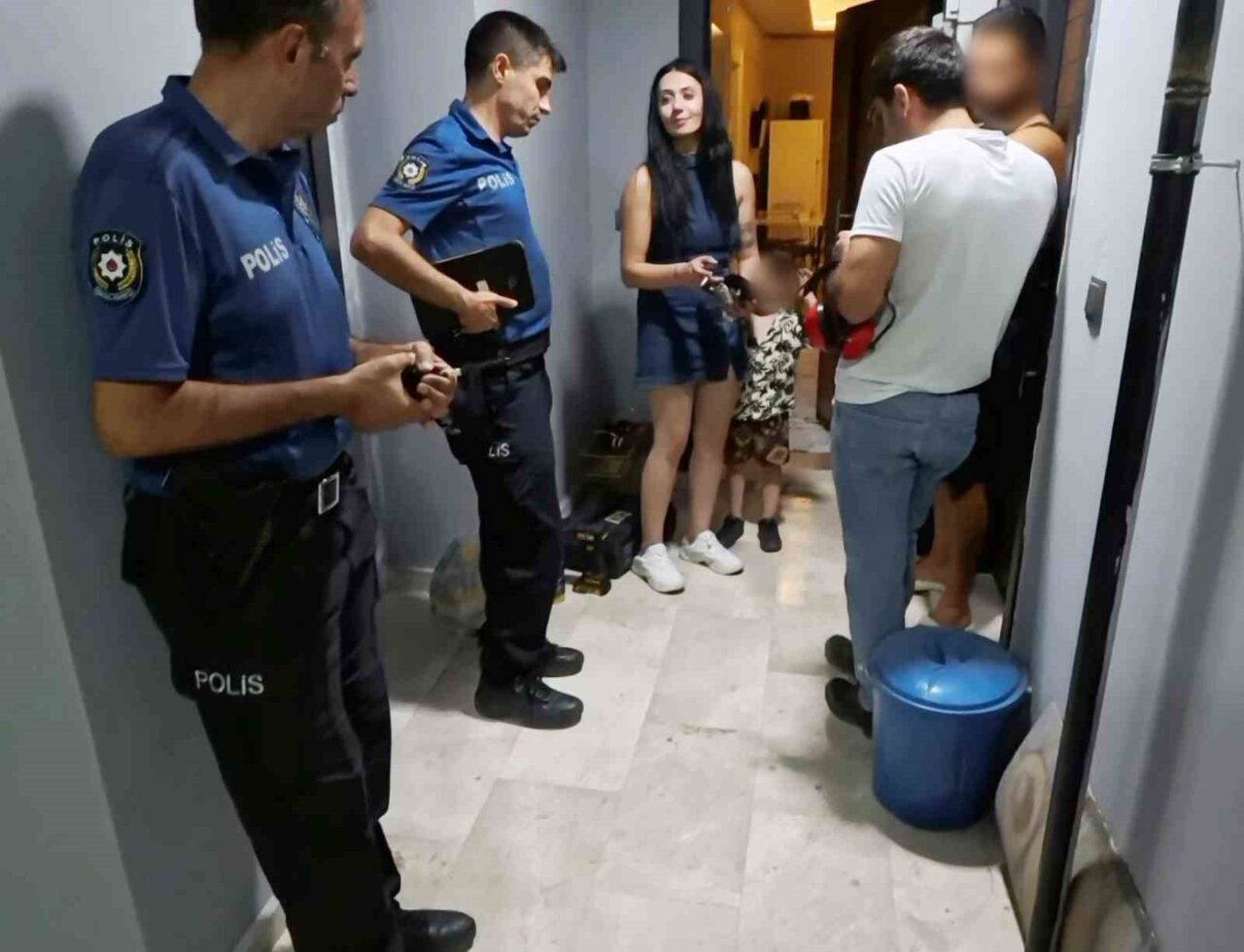 Aksaray’da dairesinin anahtarını kapıda unutup sokakta kalan alkollü kadın, kapısının