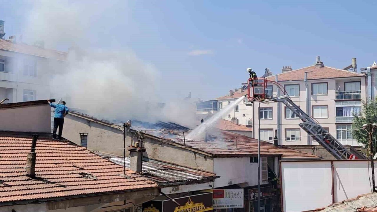 Karaman’da bitişik halde bulunan iş yerlerinin çatısında çıkan yangın korkuttu.