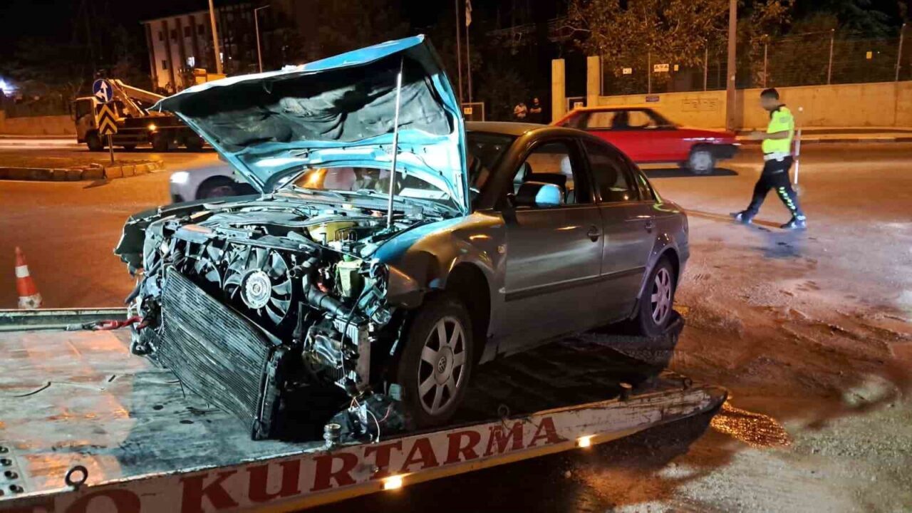 Karaman’da hafif ticari aracın otomobille çarpıştığı trafik kazasında 4 kişi