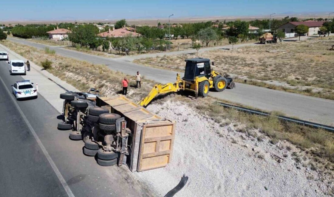 Karaman’da kontrolden çıkan mıcır yüklü kamyonun yol kenarına devrilmesi sonucu