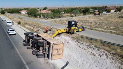 Karaman’da kontrolden çıkan mıcır yüklü kamyonun yol kenarına devrilmesi sonucu