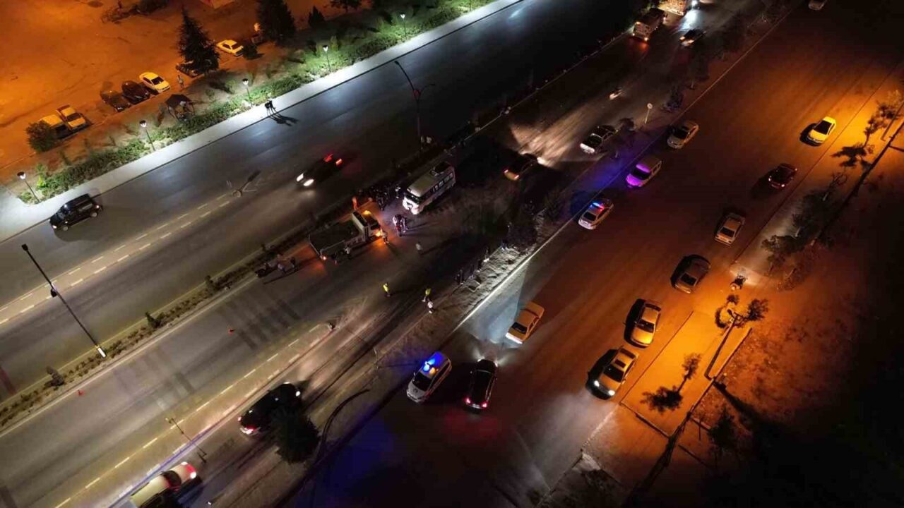 Karaman’da kontrolden çıkan yolcu minibüsü, orta refüjü aşarak karşı şeride