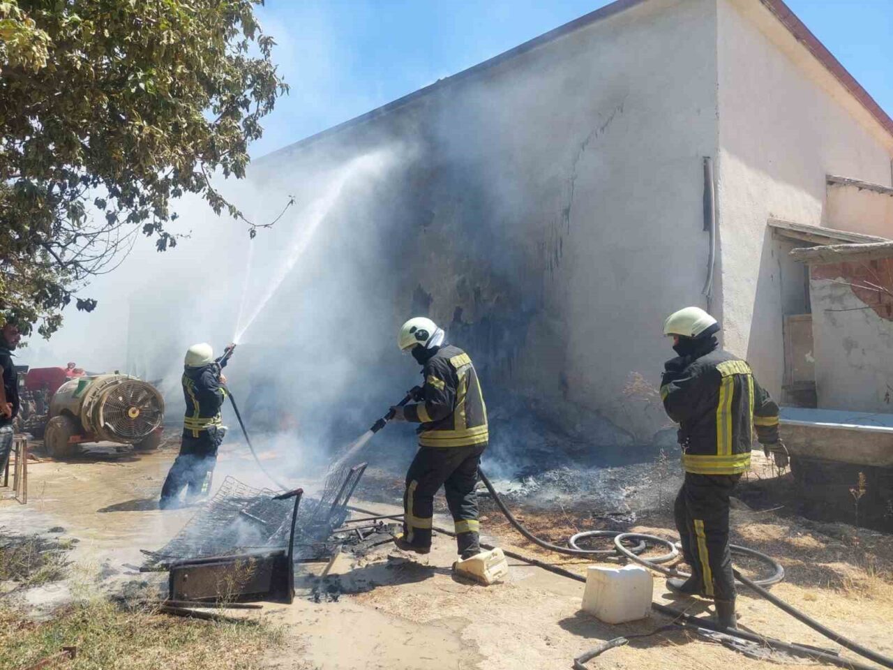 Karaman’da evin bahçesindeki tahtaların tutuşması sonucu çıkan yangında alevler çatıya