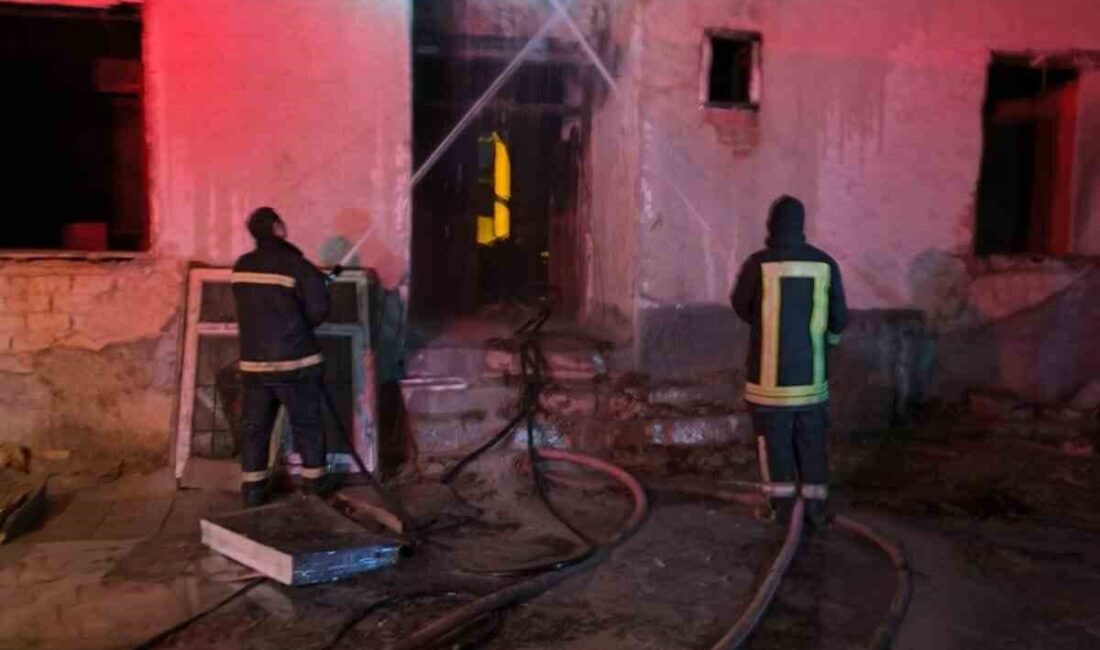 Konya’nın Karapınar ilçesinde kullanılmayan bir evde çıkan yangın itfaiye tarafından
