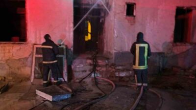 Konya’nın Karapınar ilçesinde kullanılmayan bir evde çıkan yangın itfaiye tarafından