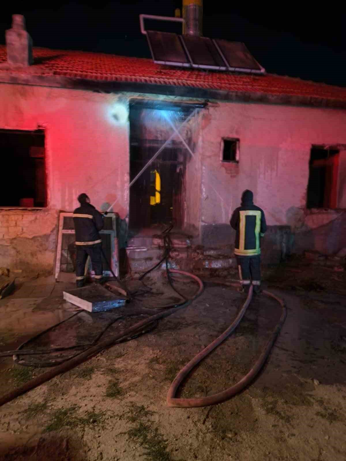 Konya’nın Karapınar ilçesinde kullanılmayan bir evde çıkan yangın itfaiye tarafından