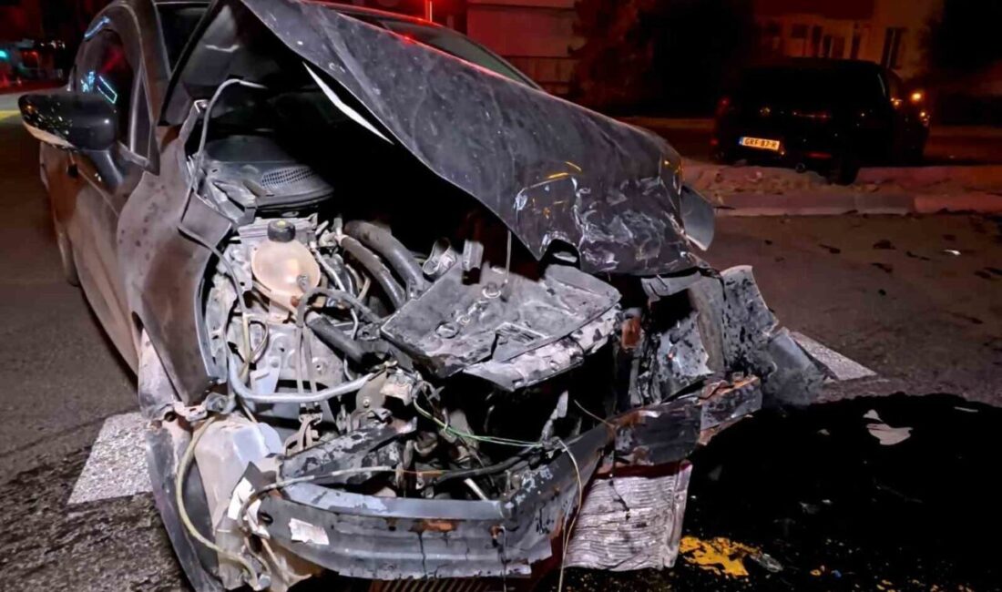 Aksaray’da kavşakta iki otomobilin çarpışması sonucu meydana gelen trafik kazasında