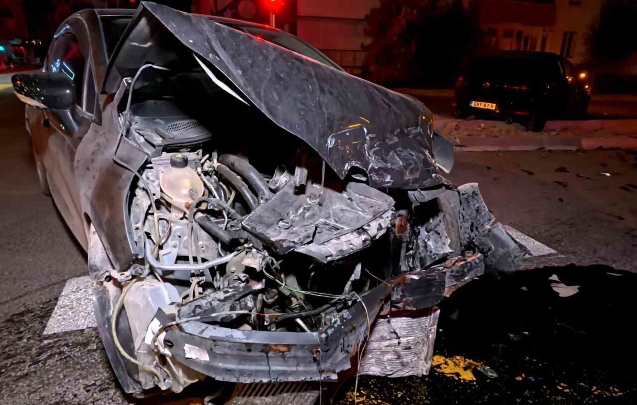 Aksaray’da kavşakta iki otomobilin çarpışması sonucu meydana gelen trafik kazasında