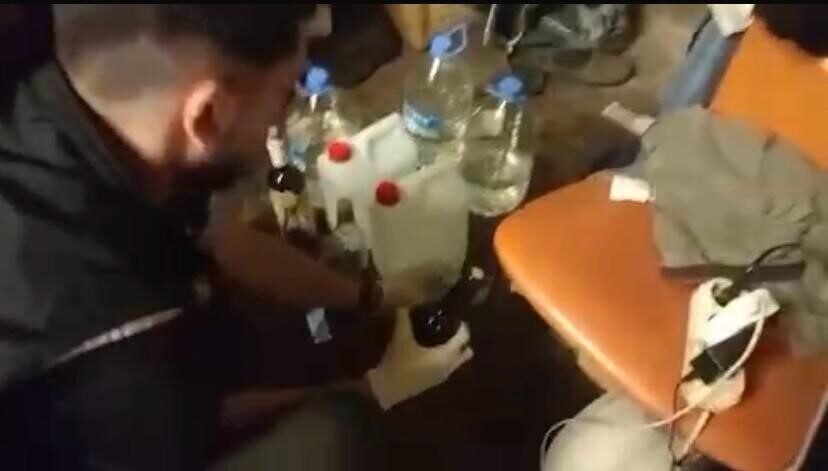 Kayseri’de polis ekipleri; sahte alkol yapımında kullanılan 50 litre etil