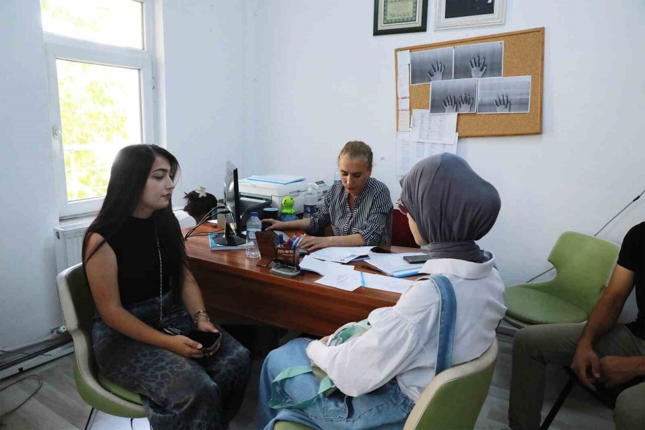 Ankara'nın Keçiören Belediyesi, Yükseköğretim Kurumları Sınavı (YKS) tercih sürecinde üniversite