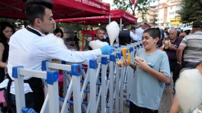 Ankara'nın Keçiören Belediyesi’nce düzenlenen sinema etkinlikleri vatandaşlar tarafından yoğun ilgi