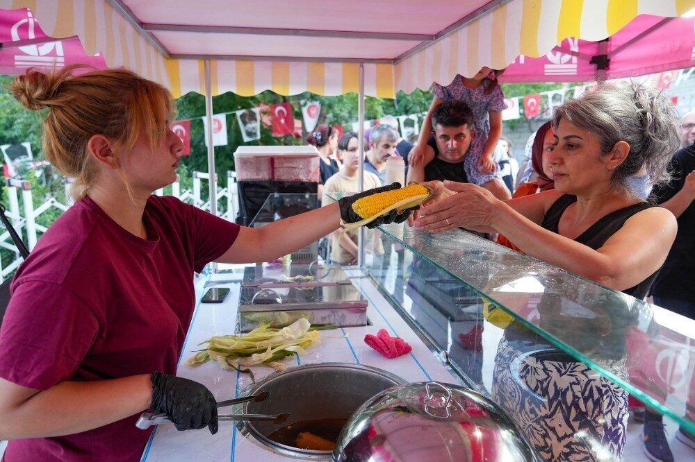 Ankara'nın ilçesi Keçiören’de yaz mevsimini renklendirmek amacıyla açık hava sineması