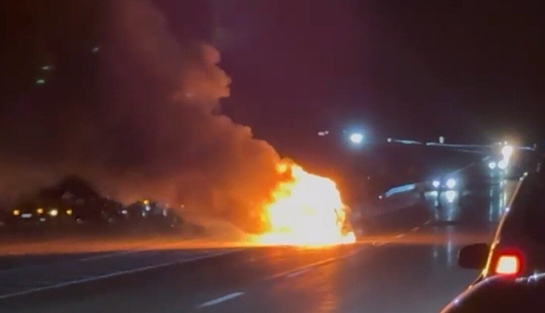 Yozgat’ta gece saatlerinde seyir halindeki araç alev alev yandı.