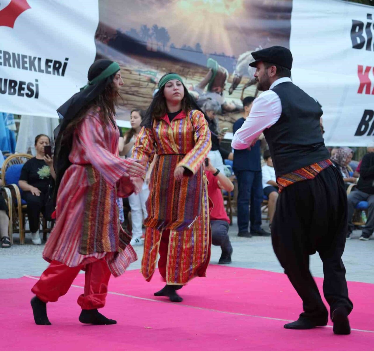 Kırıkkale’de düzenlenen "aşure lokması" etkinliğinde deyişler eşliğinde semah dönüldü.