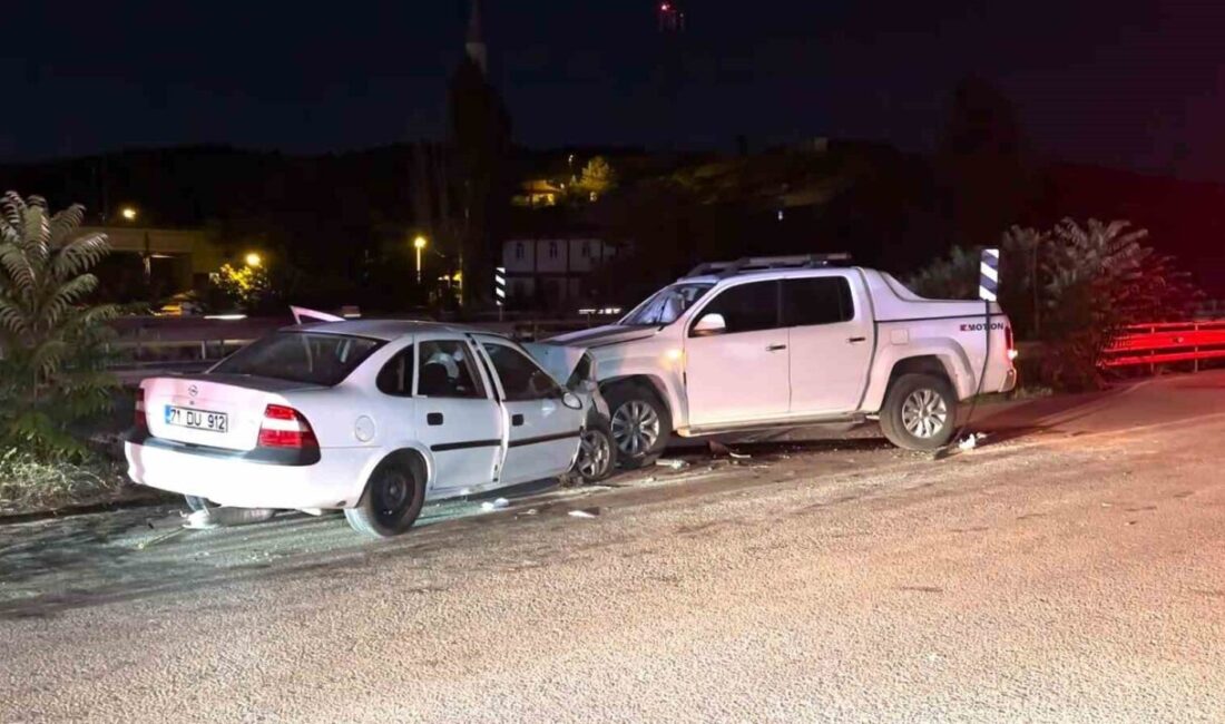 Kırıkkale’de kamyonet ile otomobilin kafa kafaya çarpıştığı kazada 3 kişi