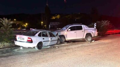 Kırıkkale’de kamyonet ile otomobilin kafa kafaya çarpıştığı kazada 3 kişi